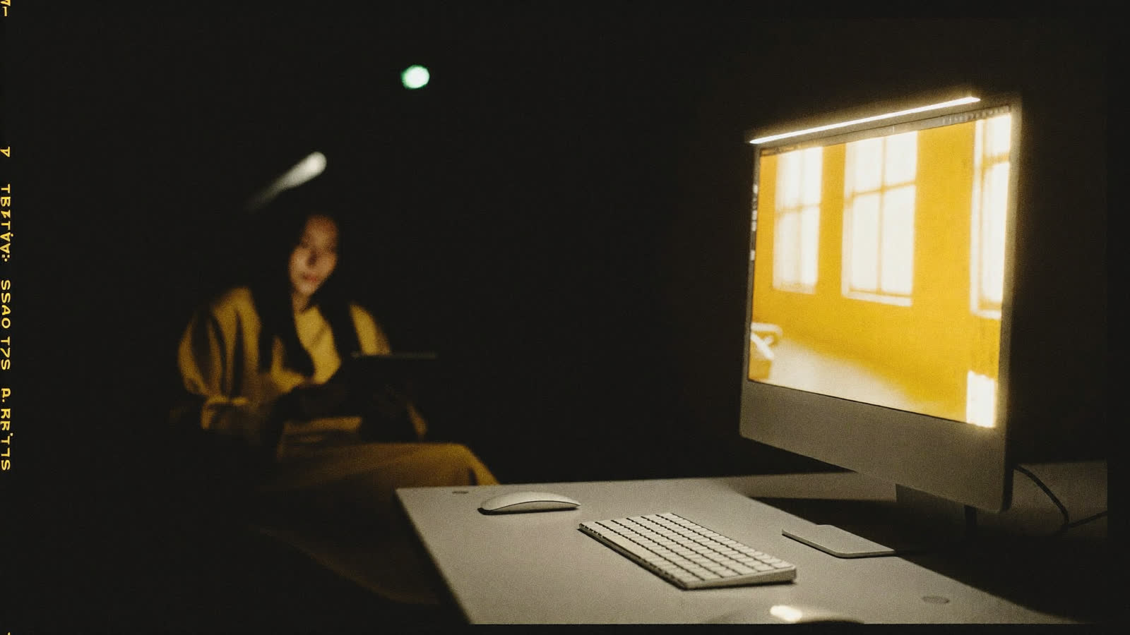 Computador trabajando solo mientras un profesional supervisa desde una tablet