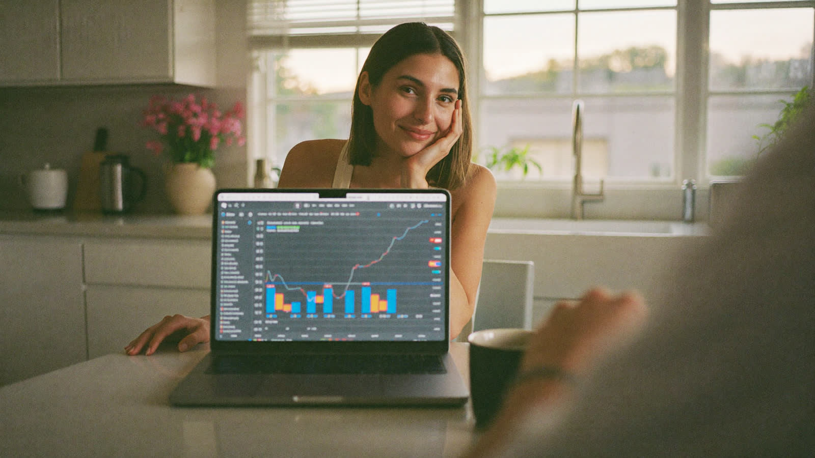 Emprendedora entendiendo por fin sus métricas frente a un dashboard sencillo